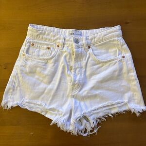 ZARA WHITE SHORTS. Size 6.